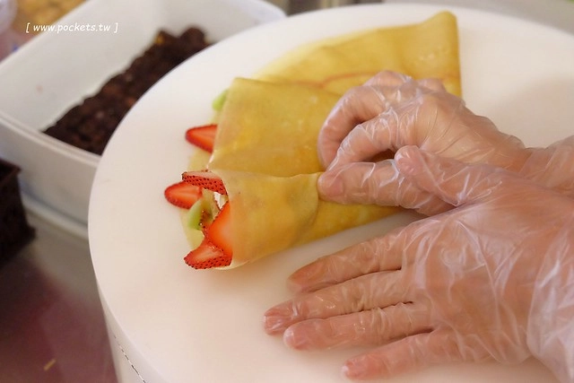 Fun Tower日式可麗餅┃台中西區美食：南台灣超人氣日本軟式可麗餅，朵朵都像盛開的小花，台中國美館商圈散步甜點，品嚐午后的下午茶小確幸 @飛天璇的口袋
