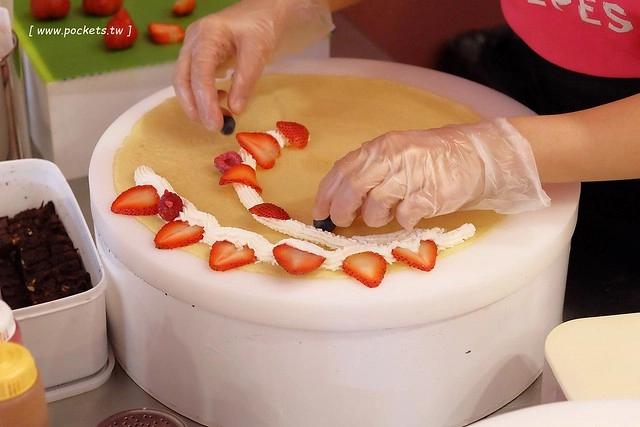 Fun Tower日式可麗餅┃台中西區美食：南台灣超人氣日本軟式可麗餅，朵朵都像盛開的小花，台中國美館商圈散步甜點，品嚐午后的下午茶小確幸 @飛天璇的口袋