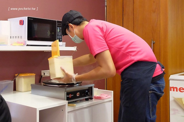 Fun Tower日式可麗餅┃台中西區美食：南台灣超人氣日本軟式可麗餅，朵朵都像盛開的小花，台中國美館商圈散步甜點，品嚐午后的下午茶小確幸 @飛天璇的口袋
