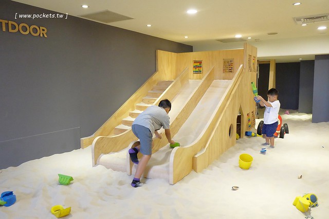 桃禧航空城酒店┃桃園飯店推薦：浪漫至極的水晶教堂、小孩最愛的木樂地Hape桃園館、入住送小恐龍玩偶、鄰近桃園國際機場交通方便 @飛天璇的口袋