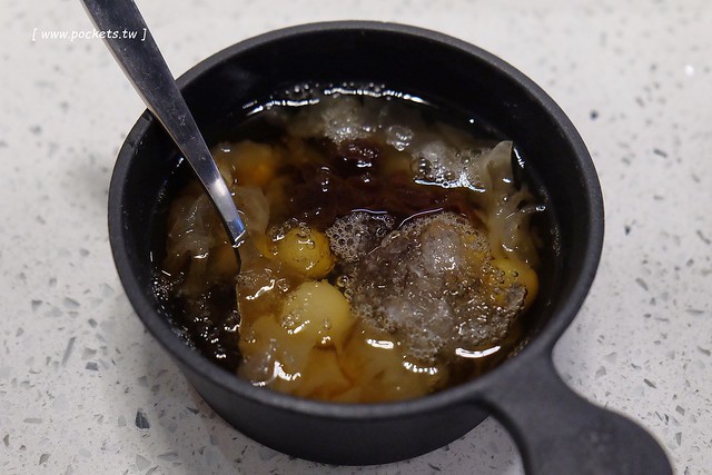 肉魂鑄鐵料理．de Meaty Spirit┃台中北屯美食：環境寬敞又明亮，食材新鮮又奢華，澳洲9A牛肉+帝王蟹等季節性現流海鮮，台中少見的鐵鑄鍋火鍋店 @飛天璇的口袋