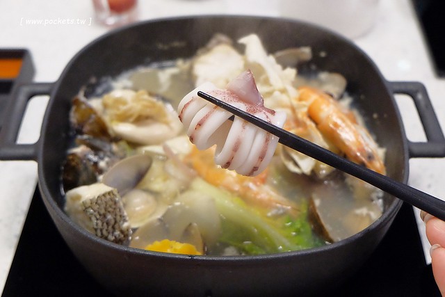 肉魂鑄鐵料理．de Meaty Spirit┃台中北屯美食：環境寬敞又明亮，食材新鮮又奢華，澳洲9A牛肉+帝王蟹等季節性現流海鮮，台中少見的鐵鑄鍋火鍋店 @飛天璇的口袋