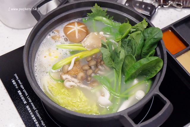 肉魂鑄鐵料理．de Meaty Spirit┃台中北屯美食：環境寬敞又明亮，食材新鮮又奢華，澳洲9A牛肉+帝王蟹等季節性現流海鮮，台中少見的鐵鑄鍋火鍋店 @飛天璇的口袋