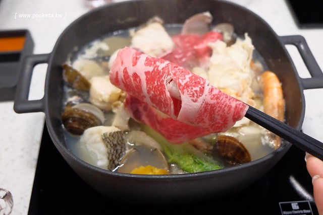 肉魂鑄鐵料理．de Meaty Spirit┃台中北屯美食：環境寬敞又明亮，食材新鮮又奢華，澳洲9A牛肉+帝王蟹等季節性現流海鮮，台中少見的鐵鑄鍋火鍋店 @飛天璇的口袋