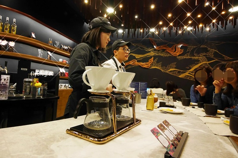 星巴克大英店 Starbucks┃台中南屯：全台灣第二家摩登典藏吧台門市，下午4點之後還提供咖啡啤酒，公益路IG拍照打卡新亮點 @飛天璇的口袋