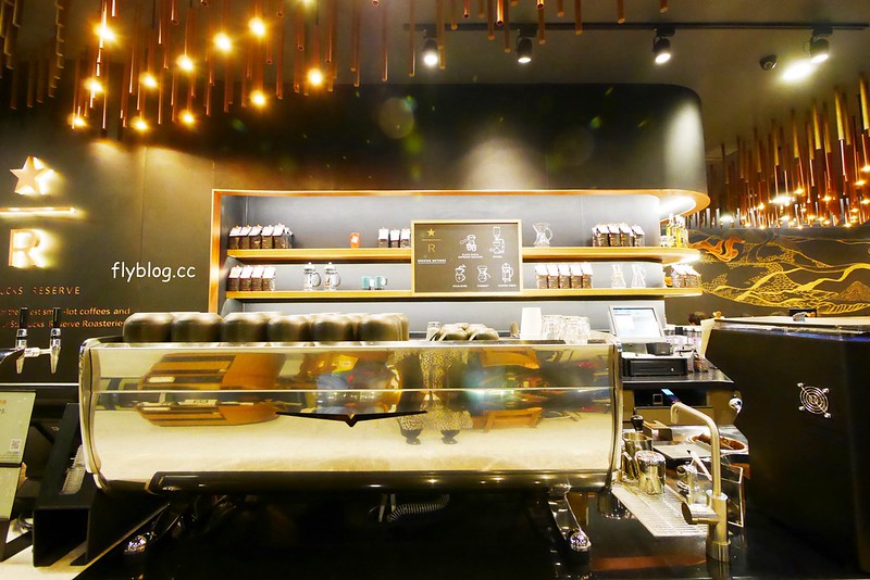 星巴克大英店 Starbucks┃台中南屯：全台灣第二家摩登典藏吧台門市，下午4點之後還提供咖啡啤酒，公益路IG拍照打卡新亮點 @飛天璇的口袋