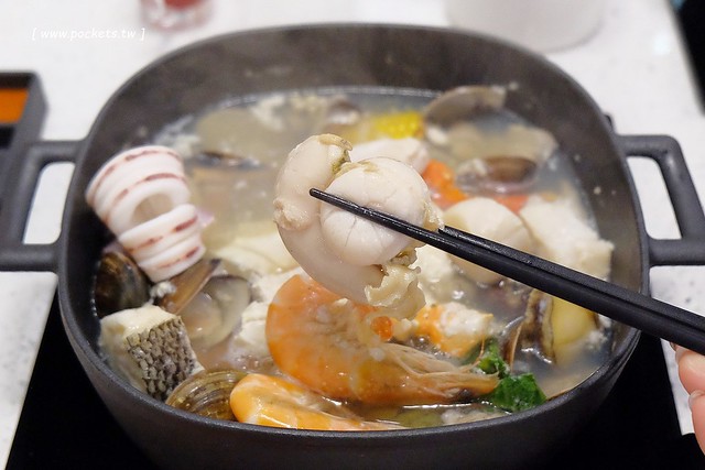 肉魂鑄鐵料理．de Meaty Spirit┃台中北屯美食：環境寬敞又明亮，食材新鮮又奢華，澳洲9A牛肉+帝王蟹等季節性現流海鮮，台中少見的鐵鑄鍋火鍋店 @飛天璇的口袋