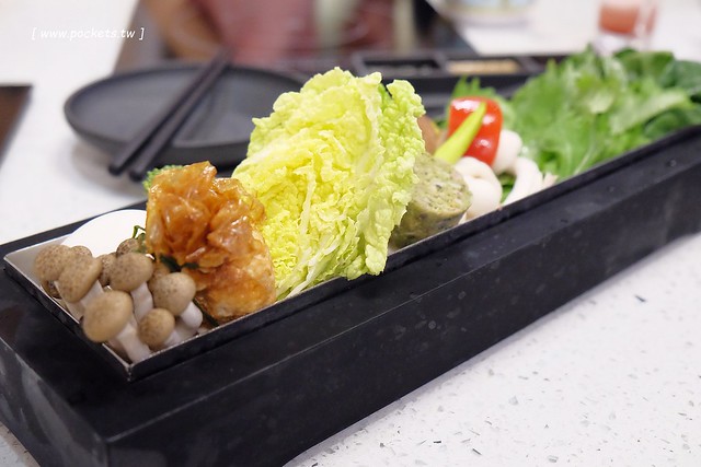 肉魂鑄鐵料理．de Meaty Spirit┃台中北屯美食：環境寬敞又明亮，食材新鮮又奢華，澳洲9A牛肉+帝王蟹等季節性現流海鮮，台中少見的鐵鑄鍋火鍋店 @飛天璇的口袋