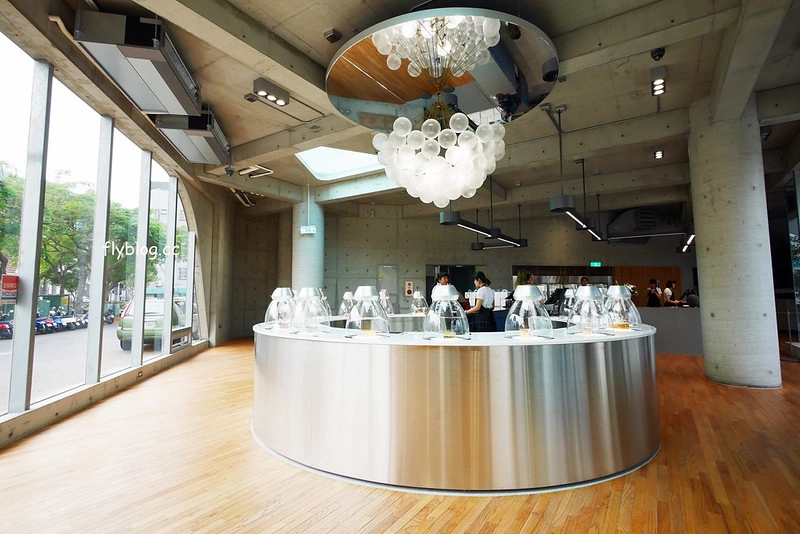 台南安平｜深藍咖啡館旗艦店．台南LV級的千層蛋糕，清水模建築打造精品旗艦店 @飛天璇的口袋