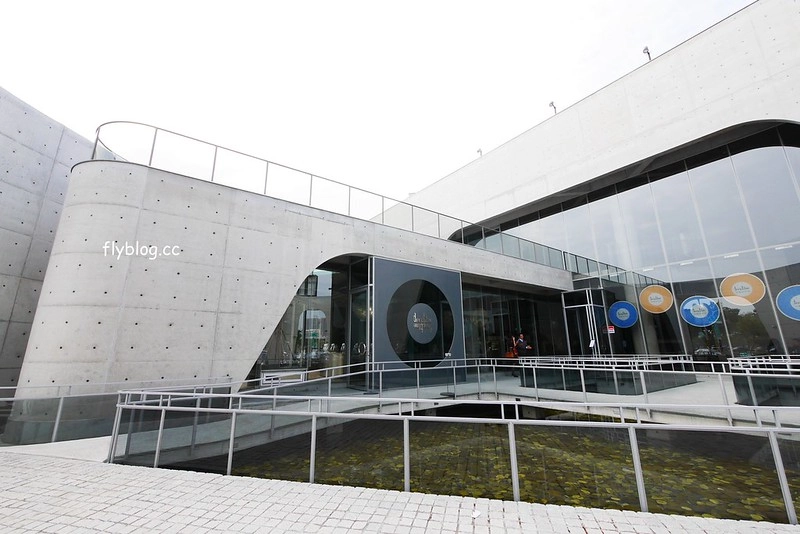 台南安平｜深藍咖啡館旗艦店．台南LV級的千層蛋糕，清水模建築打造精品旗艦店 @飛天璇的口袋