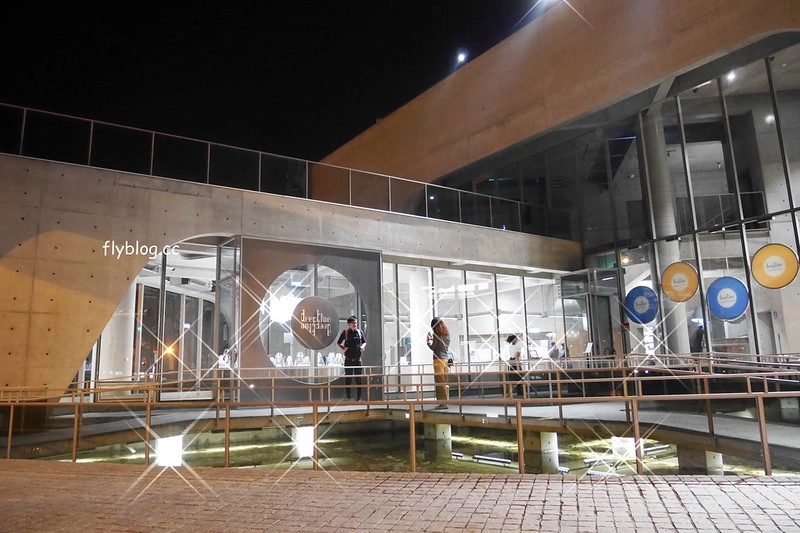台南安平｜深藍咖啡館旗艦店．台南LV級的千層蛋糕，清水模建築打造精品旗艦店 @飛天璇的口袋