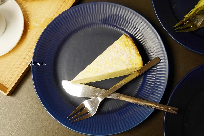 台南安平｜深藍咖啡館旗艦店．台南LV級的千層蛋糕，清水模建築打造精品旗艦店 @飛天璇的口袋