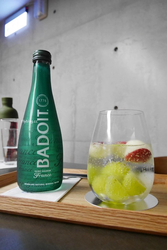 台南安平｜深藍咖啡館旗艦店．台南LV級的千層蛋糕，清水模建築打造精品旗艦店 @飛天璇的口袋