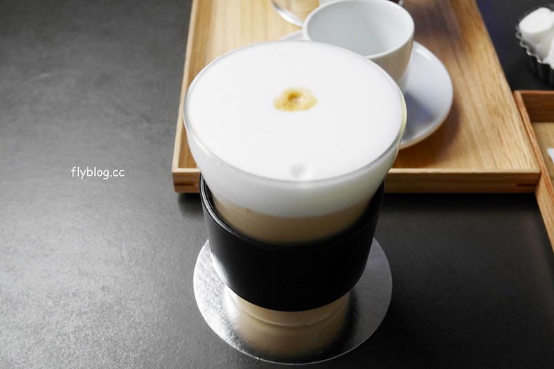 台南安平｜深藍咖啡館旗艦店．台南LV級的千層蛋糕，清水模建築打造精品旗艦店 @飛天璇的口袋