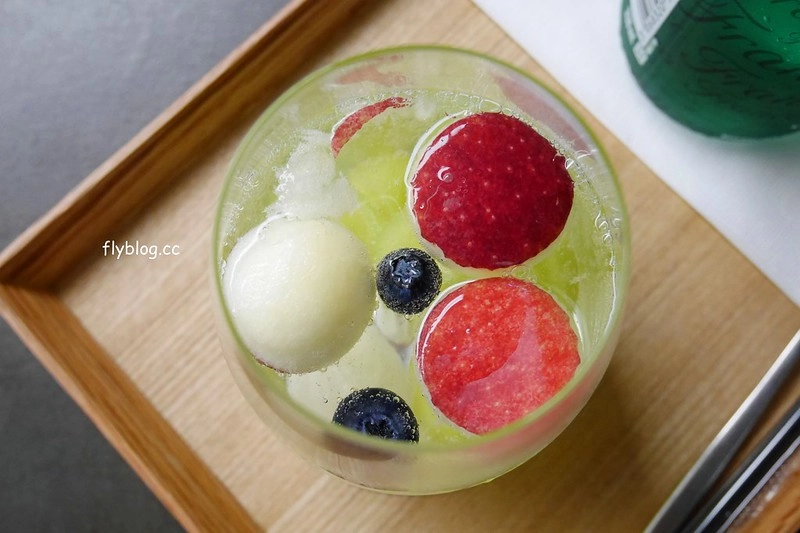 台南安平｜深藍咖啡館旗艦店．台南LV級的千層蛋糕，清水模建築打造精品旗艦店 @飛天璇的口袋