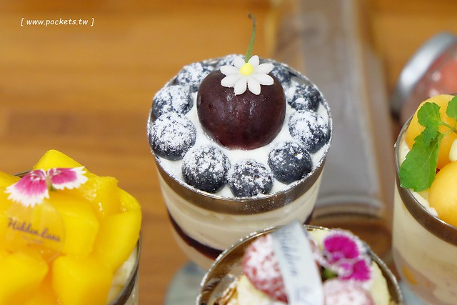 窩巷二店@大全店┃台中西區美食：台灣首見時尚的酒杯甜點，鄰近台中文學館和台中市役所，結合古早味的柑仔店和日日春唱片行 @飛天璇的口袋