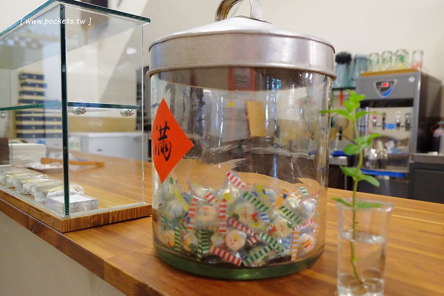 窩巷二店@大全店┃台中西區美食：台灣首見時尚的酒杯甜點，鄰近台中文學館和台中市役所，結合古早味的柑仔店和日日春唱片行 @飛天璇的口袋