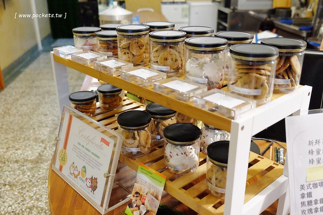 窩巷二店@大全店┃台中西區美食：台灣首見時尚的酒杯甜點，鄰近台中文學館和台中市役所，結合古早味的柑仔店和日日春唱片行 @飛天璇的口袋