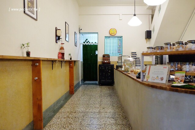 窩巷二店@大全店┃台中西區美食：台灣首見時尚的酒杯甜點，鄰近台中文學館和台中市役所，結合古早味的柑仔店和日日春唱片行 @飛天璇的口袋