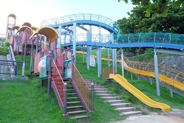 日本沖繩｜海軍壕公園｜沖繩超長溜滑梯，藍黃兩道不同坡度，不管大人小孩都很愛，免費玩樂兼殺小人體力，沖繩親子旅遊超夯景點推薦 @飛天璇的口袋