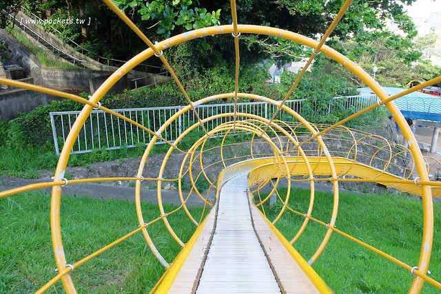 日本沖繩｜海軍壕公園｜沖繩超長溜滑梯，藍黃兩道不同坡度，不管大人小孩都很愛，免費玩樂兼殺小人體力，沖繩親子旅遊超夯景點推薦 @飛天璇的口袋