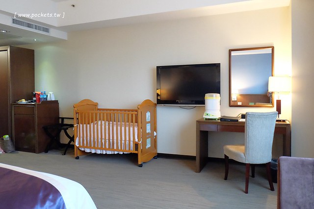 桃禧航空城酒店┃桃園飯店推薦：浪漫至極的水晶教堂、小孩最愛的木樂地Hape桃園館、入住送小恐龍玩偶、鄰近桃園國際機場交通方便 @飛天璇的口袋