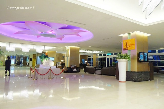 桃禧航空城酒店┃桃園飯店推薦：浪漫至極的水晶教堂、小孩最愛的木樂地Hape桃園館、入住送小恐龍玩偶、鄰近桃園國際機場交通方便 @飛天璇的口袋