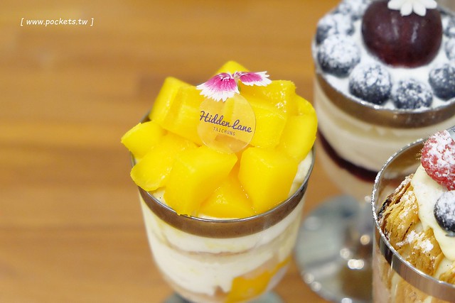 窩巷二店@大全店┃台中西區美食：台灣首見時尚的酒杯甜點，鄰近台中文學館和台中市役所，結合古早味的柑仔店和日日春唱片行 @飛天璇的口袋