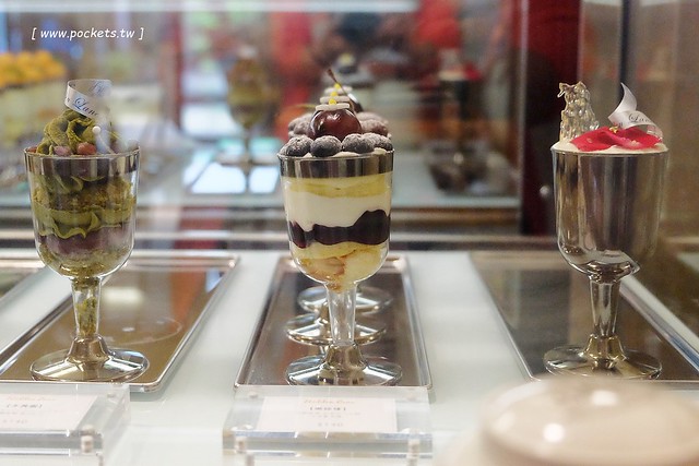 窩巷二店@大全店┃台中西區美食：台灣首見時尚的酒杯甜點，鄰近台中文學館和台中市役所，結合古早味的柑仔店和日日春唱片行 @飛天璇的口袋