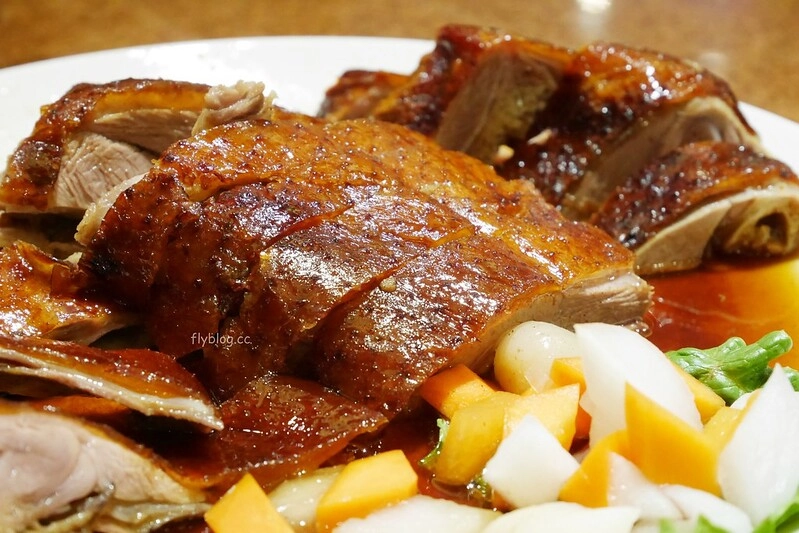 頂園燒鵝担仔廚房｜金黃油亮的燒鵝好好吃，雞翅和芋頭米粉也很推薦 @飛天璇的口袋