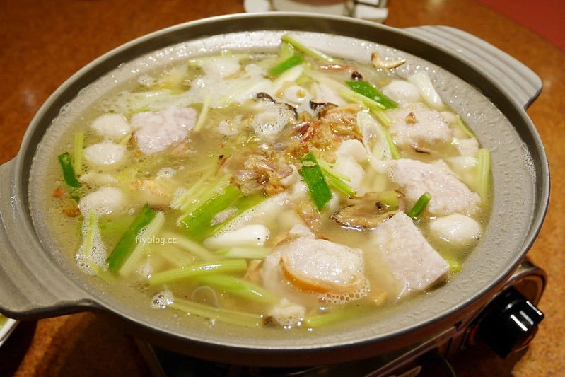 頂園燒鵝担仔廚房｜金黃油亮的燒鵝好好吃，雞翅和芋頭米粉也很推薦 @飛天璇的口袋