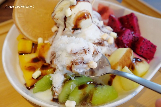 台中豐原｜嚴雪雪花冰專賣店．雪花冰滑順細緻不甜膩，鄰近豐原太平洋SOGO百貨 @飛天璇的口袋