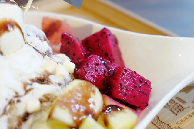 台中豐原｜嚴雪雪花冰專賣店．雪花冰滑順細緻不甜膩，鄰近豐原太平洋SOGO百貨 @飛天璇的口袋