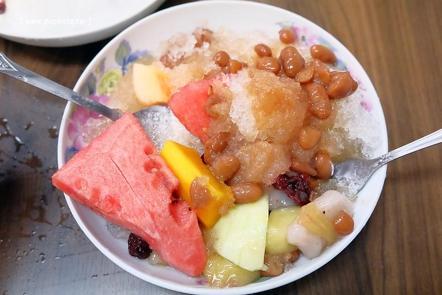 台中太平｜嘉良冰鎮店．營業將近40個年頭，超過20種配料任你挑選 @飛天璇的口袋