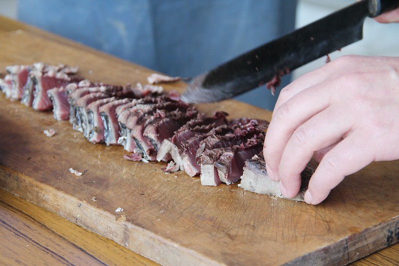 黑潮一番館．鰹のたたき┃日本高知：稻草炙燒鰹魚DIY，高知必吃美食推薦 @飛天璇的口袋