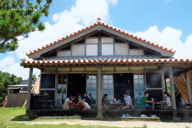 日本沖繩｜花人逢．かじんほう｜擁有無敵美景的餐廳，在日式老宅裡品嚐披薩的美味，人多時有候位的心裡準備 @飛天璇的口袋