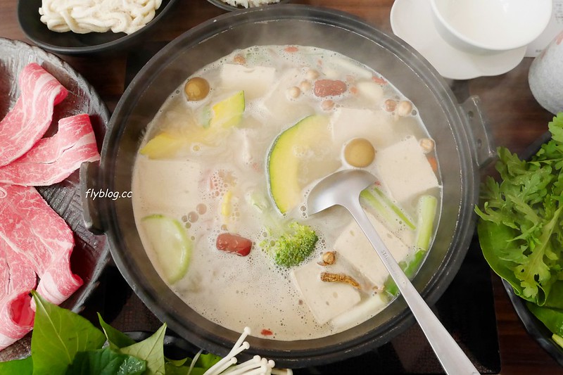 【台中沙鹿】蕃薯根養生煮，簡單乾淨又有質感的火鍋店，喜歡純天然無加工品的菜盤 @飛天璇的口袋