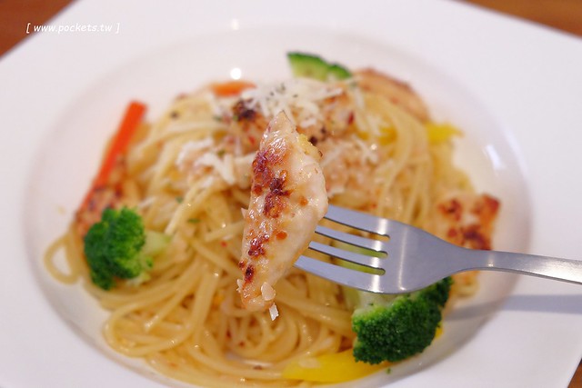 Battis風味義式小館┃台中西區美食：有很多小豬元素的義式餐廳，還有老闆旅遊各國的收藏品，餐點表現不錯CP值高，鄰近中師大、台中國美館商圈 @飛天璇的口袋