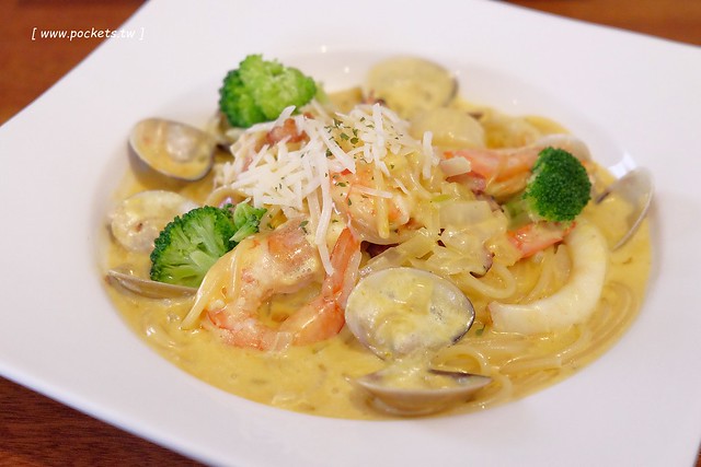 Battis風味義式小館┃台中西區美食：有很多小豬元素的義式餐廳，還有老闆旅遊各國的收藏品，餐點表現不錯CP值高，鄰近中師大、台中國美館商圈 @飛天璇的口袋