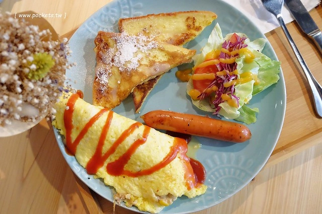 一張几手作料理廚房：隱藏巷弄間的早午餐店，店內只有幾張小桌子，餐點現點現做便宜有誠意 @飛天璇的口袋