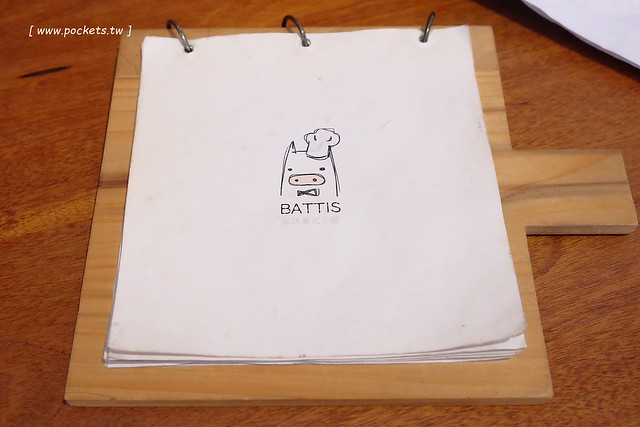 Battis風味義式小館┃台中西區美食：有很多小豬元素的義式餐廳，還有老闆旅遊各國的收藏品，餐點表現不錯CP值高，鄰近中師大、台中國美館商圈 @飛天璇的口袋
