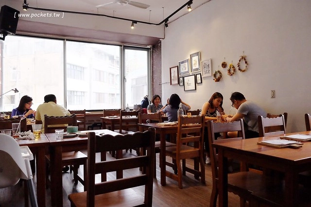 Battis風味義式小館┃台中西區美食：有很多小豬元素的義式餐廳，還有老闆旅遊各國的收藏品，餐點表現不錯CP值高，鄰近中師大、台中國美館商圈 @飛天璇的口袋