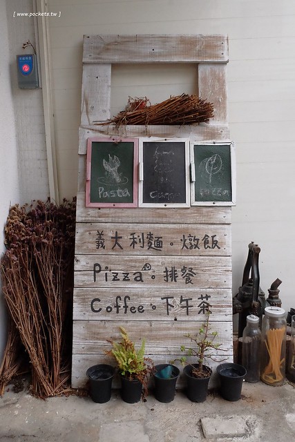 Battis風味義式小館┃台中西區美食：有很多小豬元素的義式餐廳，還有老闆旅遊各國的收藏品，餐點表現不錯CP值高，鄰近中師大、台中國美館商圈 @飛天璇的口袋