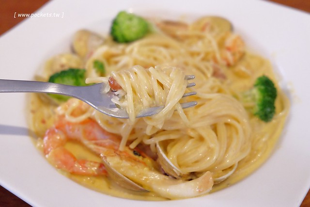 Battis風味義式小館┃台中西區美食：有很多小豬元素的義式餐廳，還有老闆旅遊各國的收藏品，餐點表現不錯CP值高，鄰近中師大、台中國美館商圈 @飛天璇的口袋