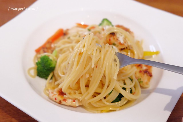 Battis風味義式小館┃台中西區美食：有很多小豬元素的義式餐廳，還有老闆旅遊各國的收藏品，餐點表現不錯CP值高，鄰近中師大、台中國美館商圈 @飛天璇的口袋