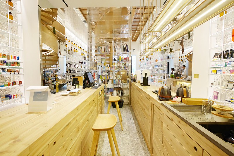 【台中西屯】分子藥局．Molecure，台中超美藥局咖啡館，時尚又好拍的環境，還有手沖咖啡可以喝 @飛天璇的口袋