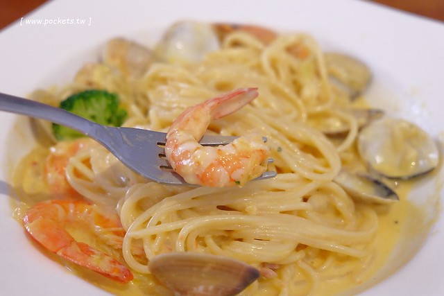 Battis風味義式小館┃台中西區美食：有很多小豬元素的義式餐廳，還有老闆旅遊各國的收藏品，餐點表現不錯CP值高，鄰近中師大、台中國美館商圈 @飛天璇的口袋