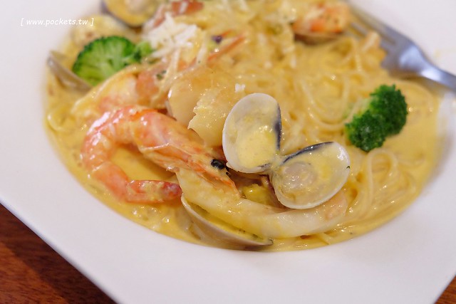 Battis風味義式小館┃台中西區美食：有很多小豬元素的義式餐廳，還有老闆旅遊各國的收藏品，餐點表現不錯CP值高，鄰近中師大、台中國美館商圈 @飛天璇的口袋