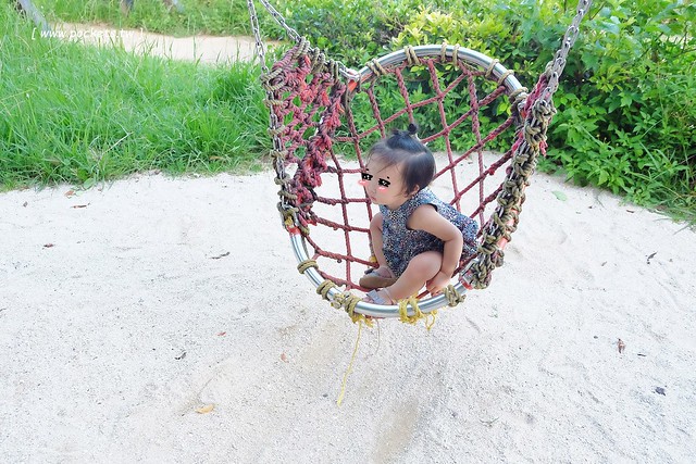 日本沖繩｜海軍壕公園｜沖繩超長溜滑梯，藍黃兩道不同坡度，不管大人小孩都很愛，免費玩樂兼殺小人體力，沖繩親子旅遊超夯景點推薦 @飛天璇的口袋