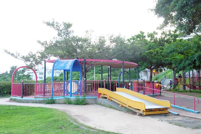 日本沖繩｜海軍壕公園｜沖繩超長溜滑梯，藍黃兩道不同坡度，不管大人小孩都很愛，免費玩樂兼殺小人體力，沖繩親子旅遊超夯景點推薦 @飛天璇的口袋